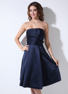 A-formet/Prinsesse Sweetheart Knelengde Sateng Brudepikekjoler med Frynse Blomst(er) (007006365)